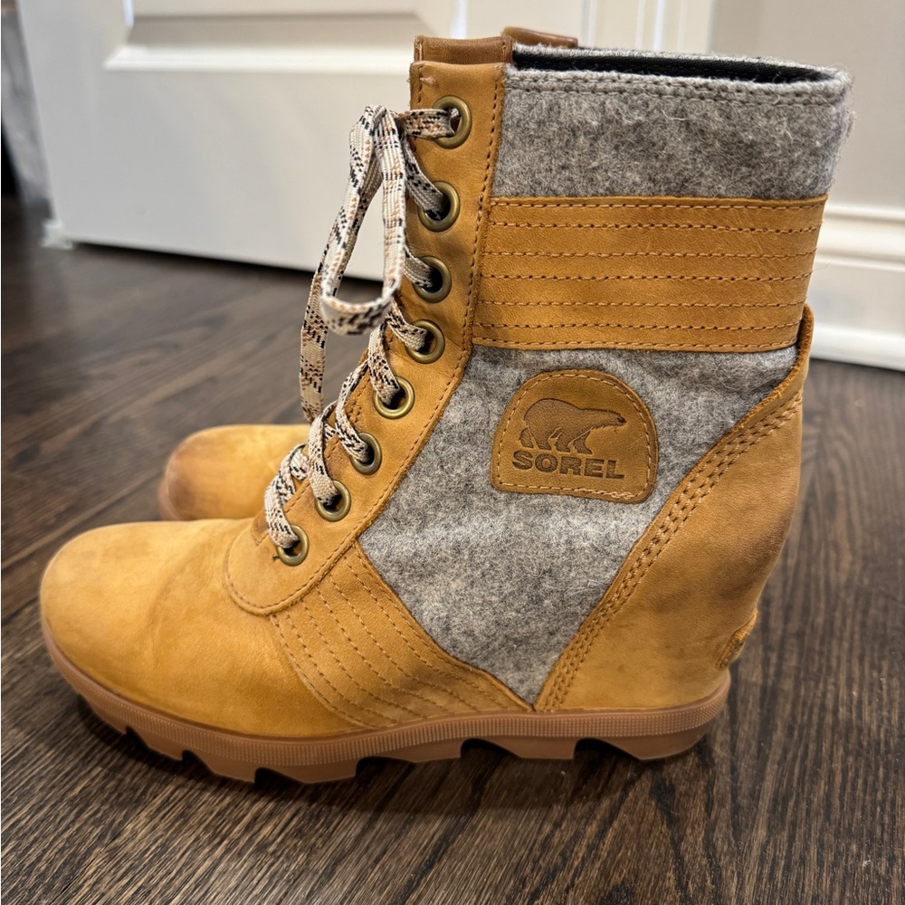 Sorel • LEXIE Wedge Felt Waterproof Ankle Boot in Camel (8) - Picture 3 of 9
